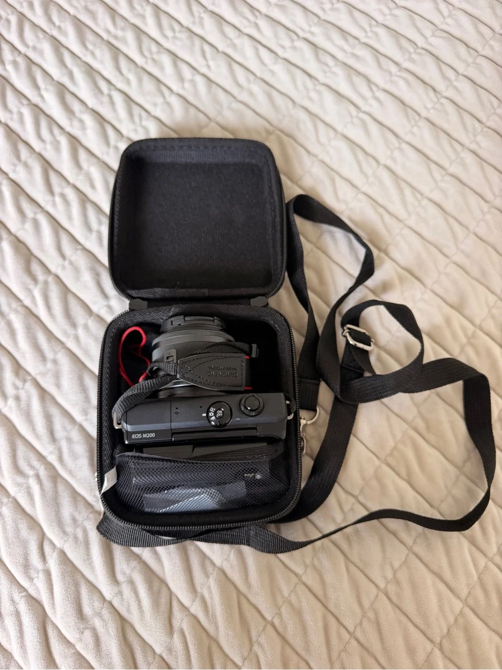 Canon EOS M200 Mirrorless camera with EF-M 15-45mm lense- Black